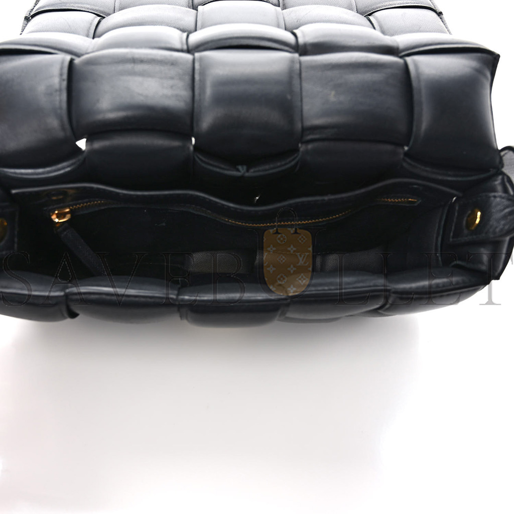 bo*te*ga Ve*ne*ta nappa maxi intrecciato padded cassette crossbody bag black  (26*18*8cm)