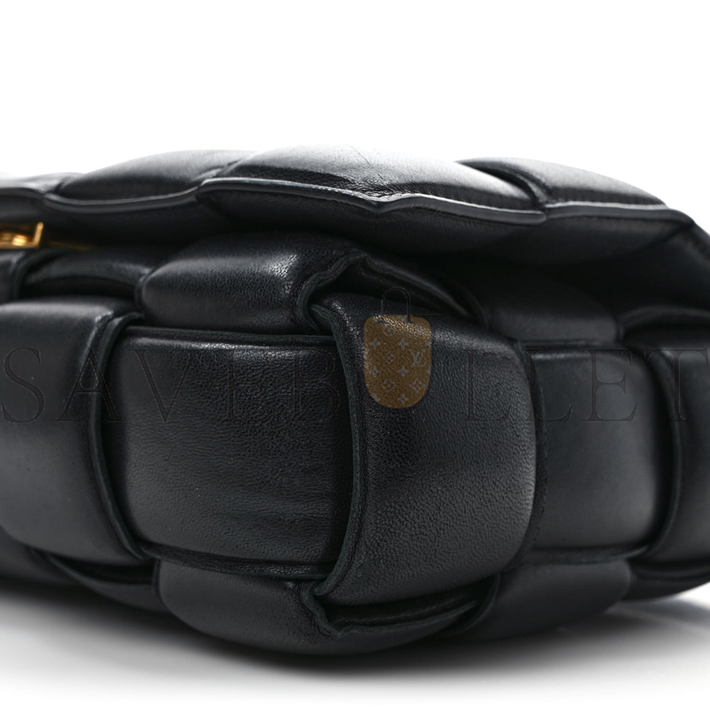 bo*te*ga Ve*ne*ta nappa maxi intrecciato padded cassette crossbody bag black  (26*18*8cm)